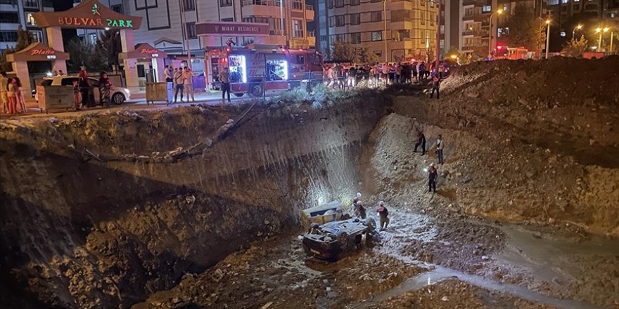 Şanlıurfa'da inşaat temeline düşen otomobildeki 3 kişi yaralandı