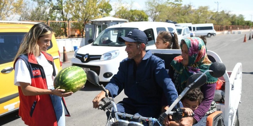 Aksaray Belediyesi, üreticilerden aldığı 80 ton karpuzu sürücülere ve vatandaşlara ikram etti