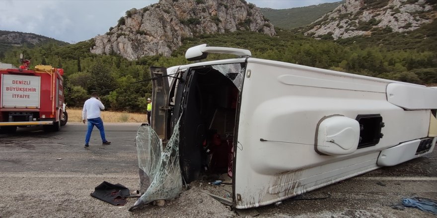 Denizli'de midibüsün devrildiği kazada 1 kişi öldü, 25 kişi yaralandı