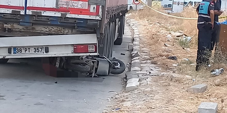 Manisa'da park halindeki tırın dorsesine çarpan motosikletin sürücüsü öldü