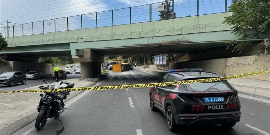 Bakırköy'de üst geçide çarpan tır devrildi