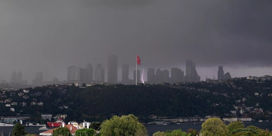 İstanbul dahil 3 şehre 'sel riskine dikkat' diyerek sarı alarm verildi: Kuvvetli sağanak yağış bastırmak üzere