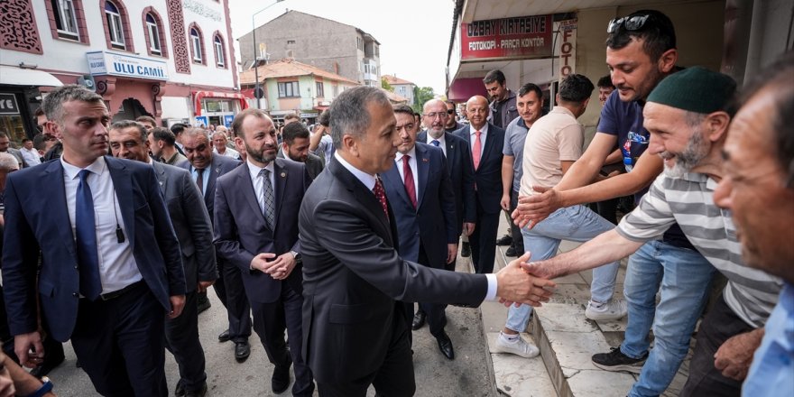 İçişleri Bakanı Yerlikaya, Kütahya'da esnafı ziyaret etti