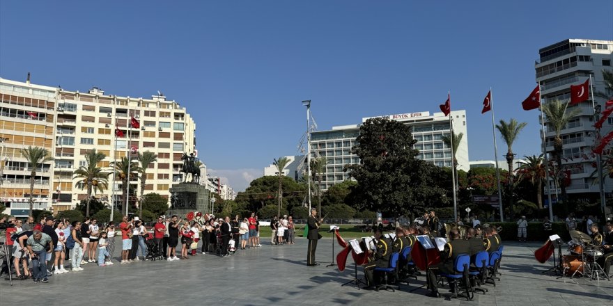 İzmir'de askeri bando 30 Ağustos Zafer Bayramı'na özel konser verdi