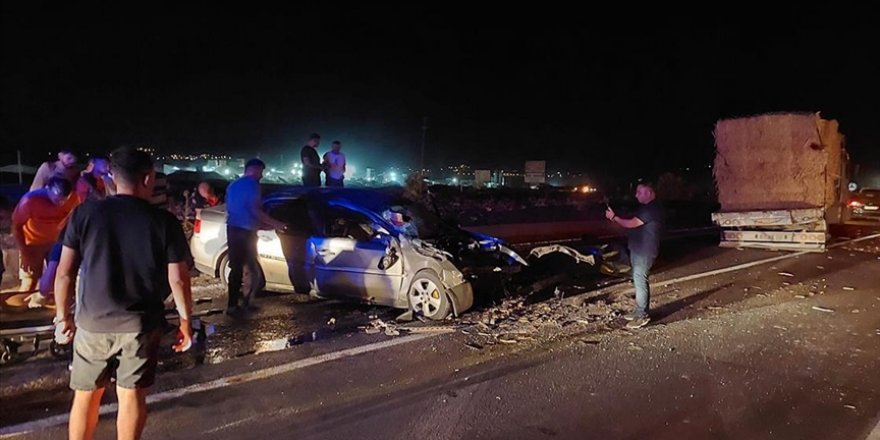 Kahramanmaraş'ta otomobil ile tırın çarpıştığı kazada, 7 kişi yaralandı