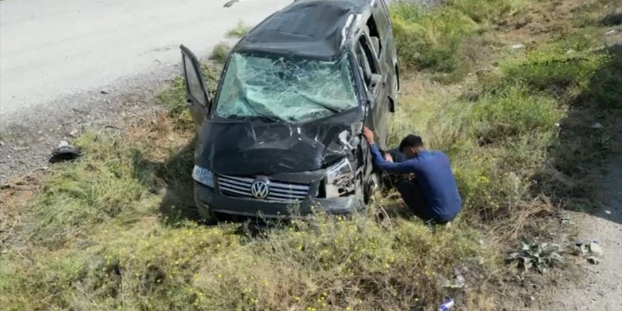 Afyonkarahisar'da şarampole devrilen kamyonetteki 1 kişi öldü, 2 kişi yaralandı