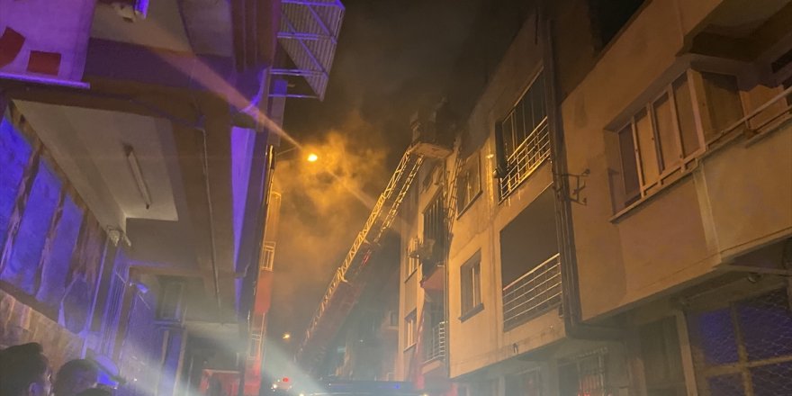 Manisa'da 3 katlı binanın çatı katında çıkan yangın söndürüldü