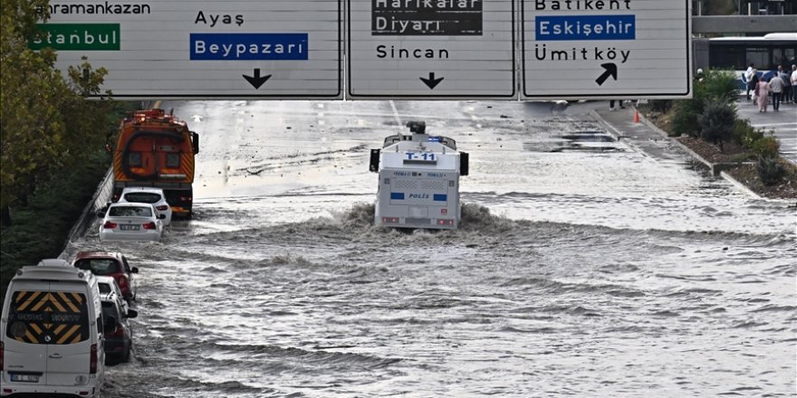 Ankara yağışa teslim oldu