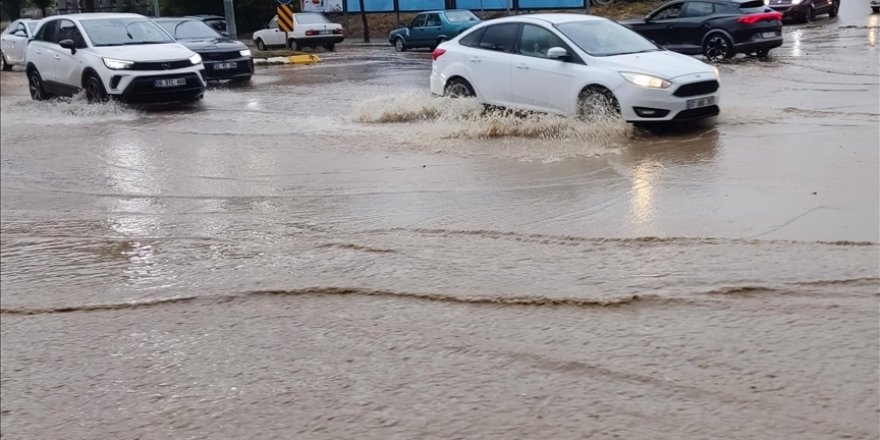 Isparta'da sağanak, hayatı olumsuz etkiledi