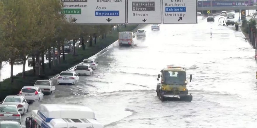 Ankara'da şiddetli sağanak sonrası İstanbul yolu trafiğe kapandı