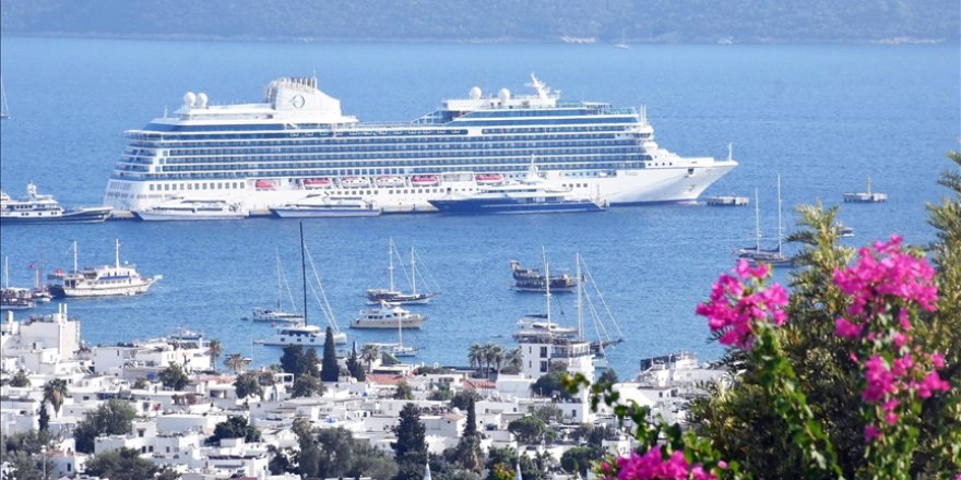 Bodrum'a "Vista" kruvaziyeri 1156 yolcu getirdi