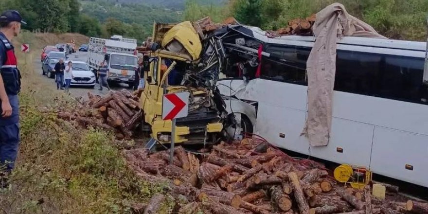 Otobüs ve kamyon çarpıştı; 2 ölü, 23 yaralı