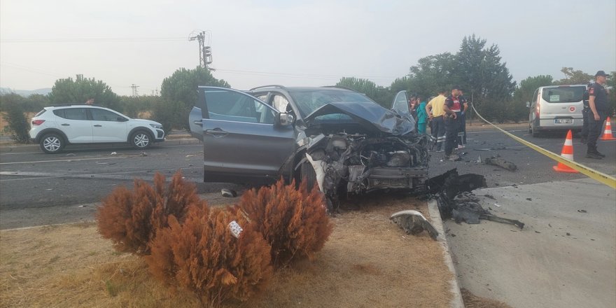 İzmir'de iki otomobil çarpıştı, 2 kişi öldü, 3 kişi yaralandı