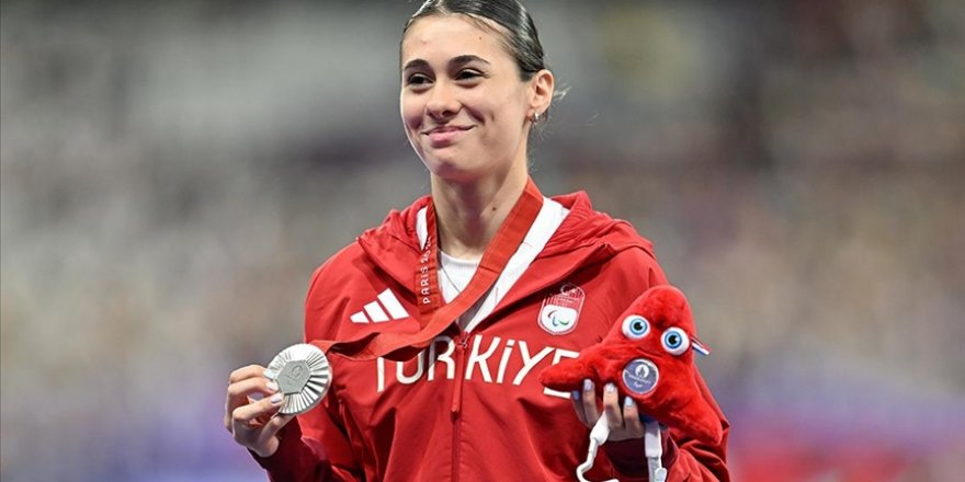 Paralimpik Oyunları'nda atletizm branşında milli özel sporcu Aysel Önder, gümüş madalya kazandı