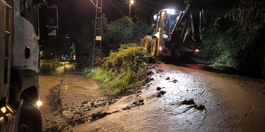 Trabzon'un Sürmene ilçesinde şiddetli yağış etkili oldu