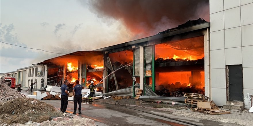 Adana'da kırtasiye malzemeleri bulunan depoda çıkan yangında 10 iş yeri zarar gördü