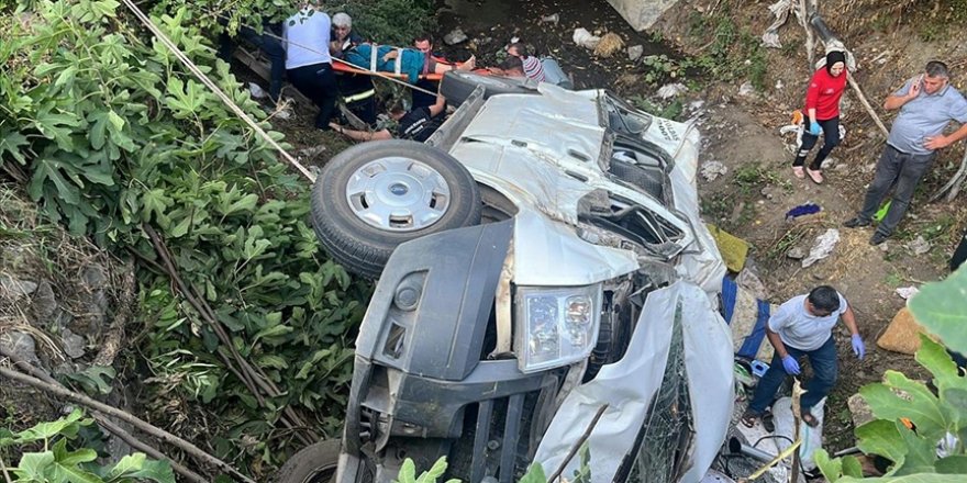 Tokat'ta fındık işçilerini taşıyan minibüs devrildi, 1 kişi öldü, 25 kişi yaralandı