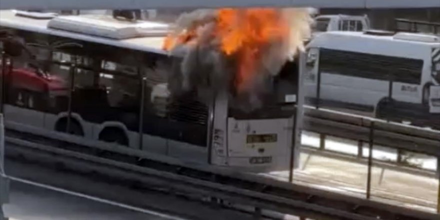 İstanbul'da metrobüste çıkan yangın söndürüldü