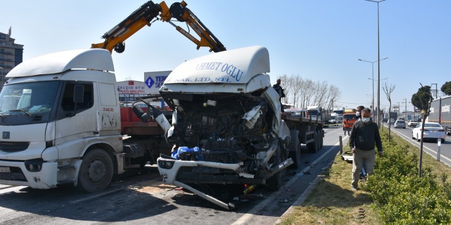 İzmir’de iki tır çarpıştı: 1 ölü