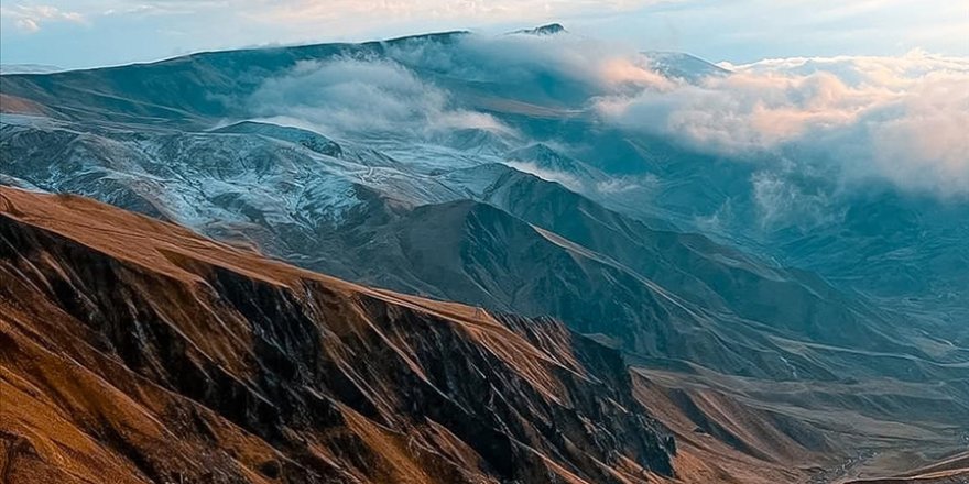 Palandöken'in yüksek kesimlerine kar yağdı