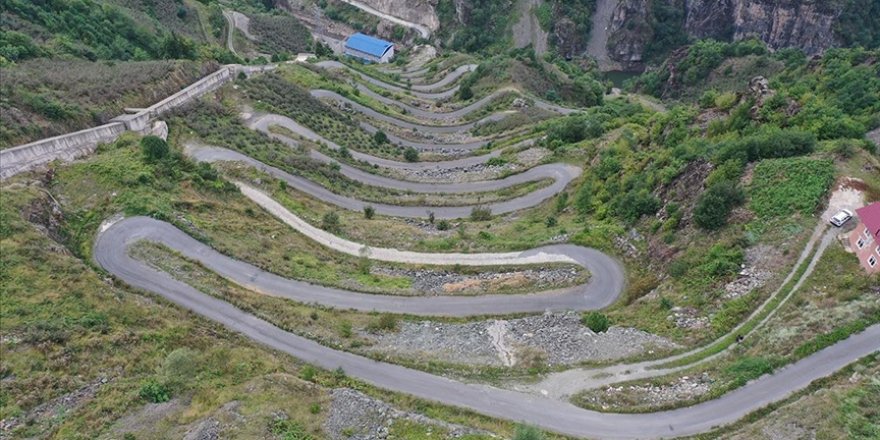 Ordu'daki 21 virajlı yol, görüntüsüyle sürücüleri ve vatandaşları tedirgin ediyor