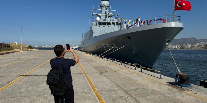 Donanma gemileri İzmir'de ziyarete açıldı