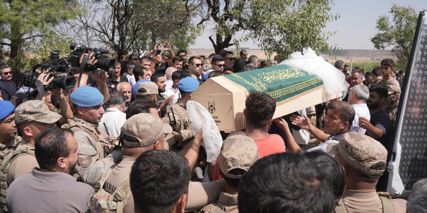 Diyarbakır'da ölü bulunan Narin Güran son yolculuğuna uğurlandı