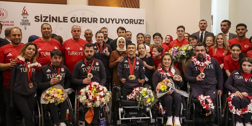 Paralimpik Oyunları'nda "tarih yazan" sporcular Türkiye'ye döndü