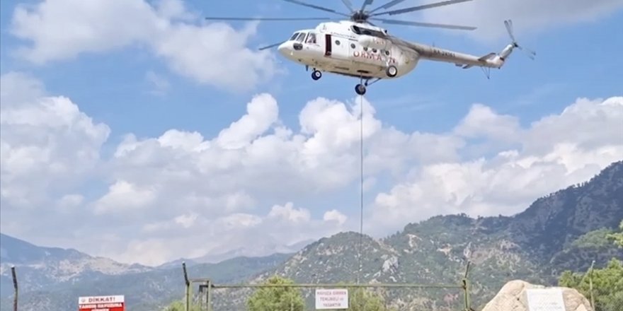 Antalya'nın Kumluca ilçesinde çıkan orman yangınına müdahale ediliyor