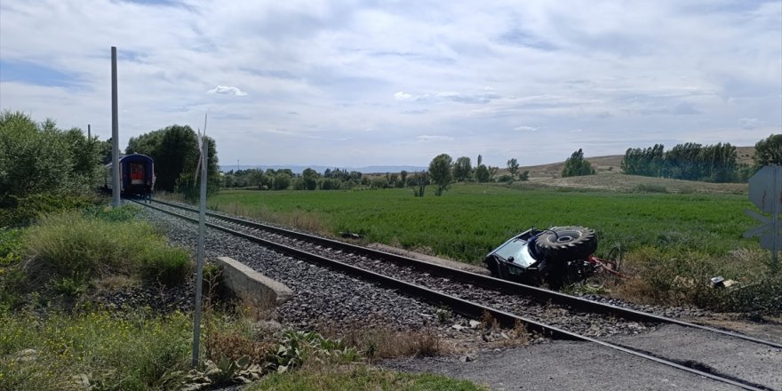 Afyonkarahisar'da yolcu treni hemzemin geçitte traktöre çarptı