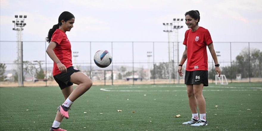 FOMGET'in genç kadın futbolcuları "aile desteği"nin önemini anlattı