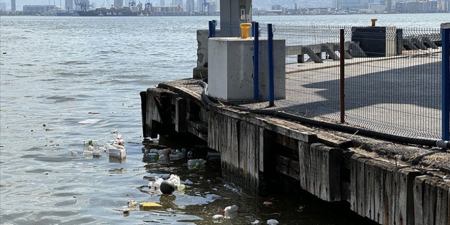 İzmir Körfezi'nde bu kez de atık kirliliği gözleniyor