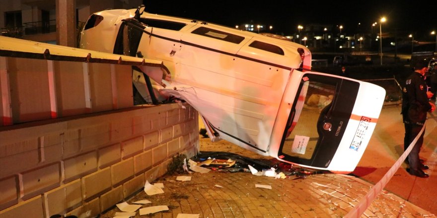 Denizli'de kamyonetin beton duvara çarpması sonucu bir kişi öldü bir kişi yaralandı