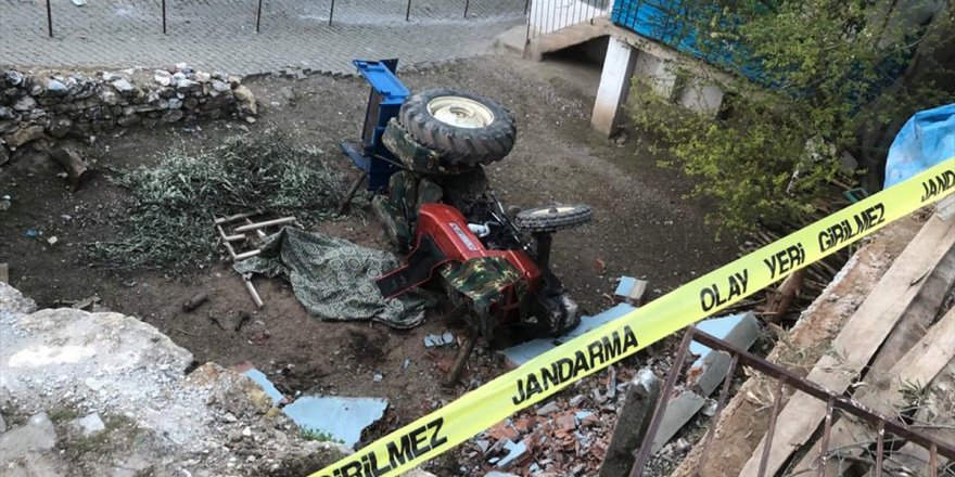 Manisa'da devrilen traktörün sürücüsü yaşamını yitirdi