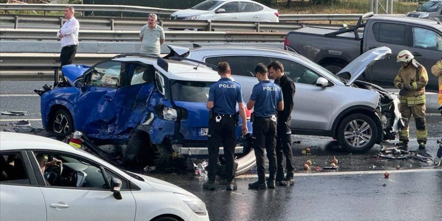 İstanbul TEM Otoyolu'nda meydana gelen zincirleme kazada 1 kişi hayatını kaybetti