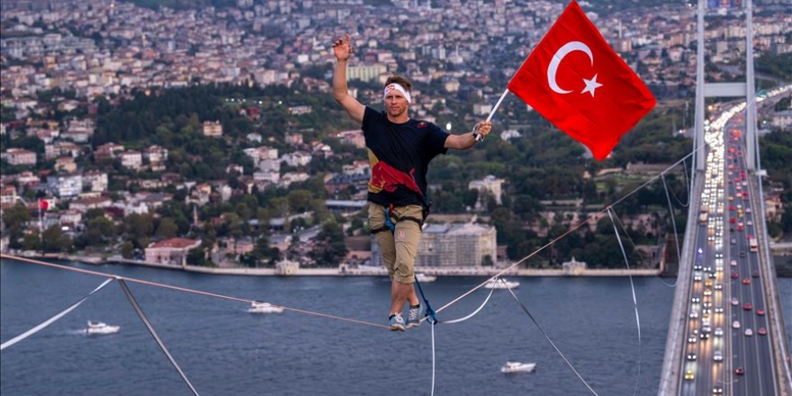 Red Bull sporcusu Roose, İstanbul'da ip üzerinde yürüyerek Asya'dan Avrupa'ya geçti