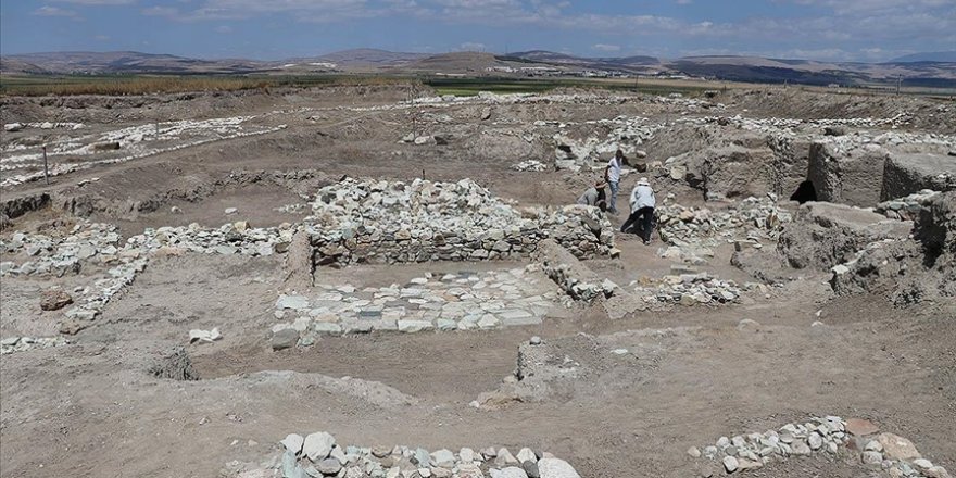 Oluz Höyük'teki kazılarda 18 yılda 6 uygarlığa ait 2 binden fazla eser bulundu