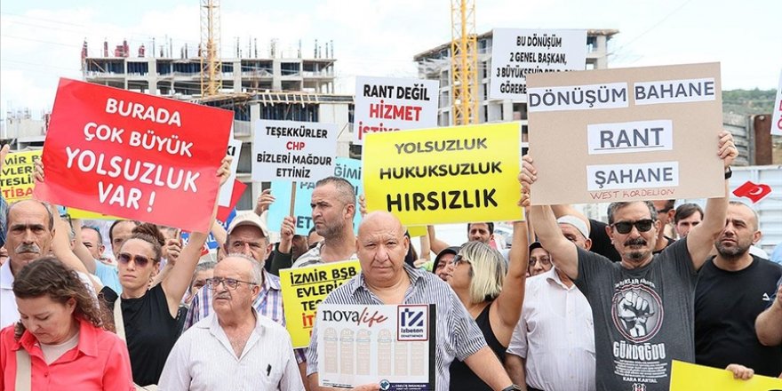 İzmir'de kentsel dönüşüm projesi hak sahipleri yol keserek eylem yaptı