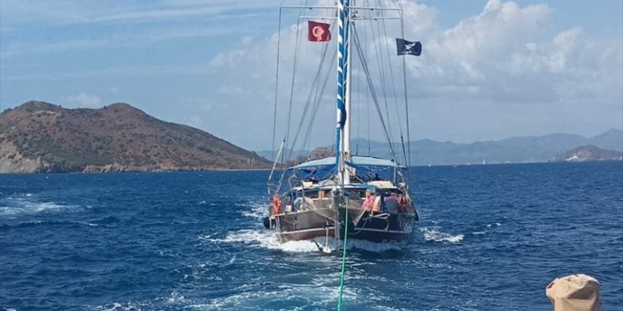 Fethiye açıklarında su alan teknedeki 3 kişi kurtarıldı