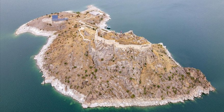 Ada görünümlü tarihi Pertek Kalesi'nin cazibesi tekne turlarıyla artıyor