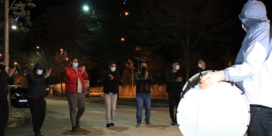 Elazığ’da klarnetli, davullu sosyal mesafeli sahur halayı