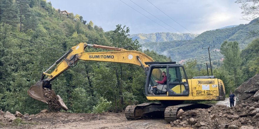 Artvin'de heyelan ve taşkınlar nedeniyle kapanan 32 köy yolu ulaşıma açıldı