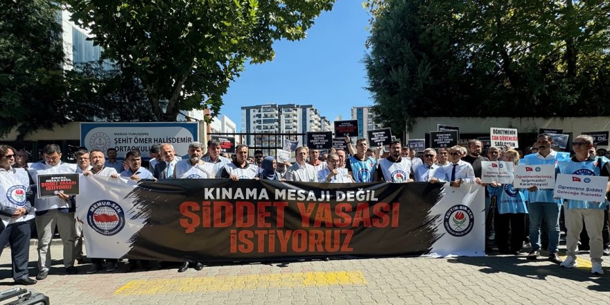 Manisa'da eğitim sendikaları okul müdürüne silahlı saldırıyı protesto etti