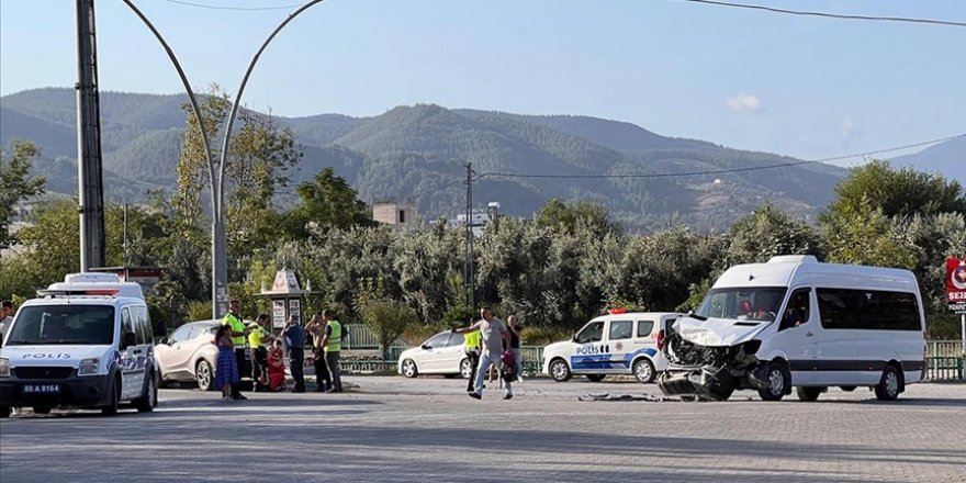 Osmaniye'de otomobille çarpışan okul servisindeki 8 öğrenci yaralandı