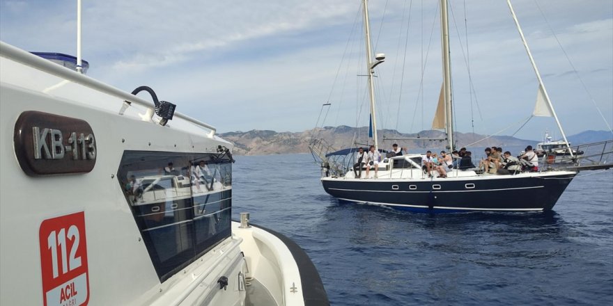 Muğla açıklarında sürüklenen yelkenlideki 72 düzensiz göçmen kurtarıldı