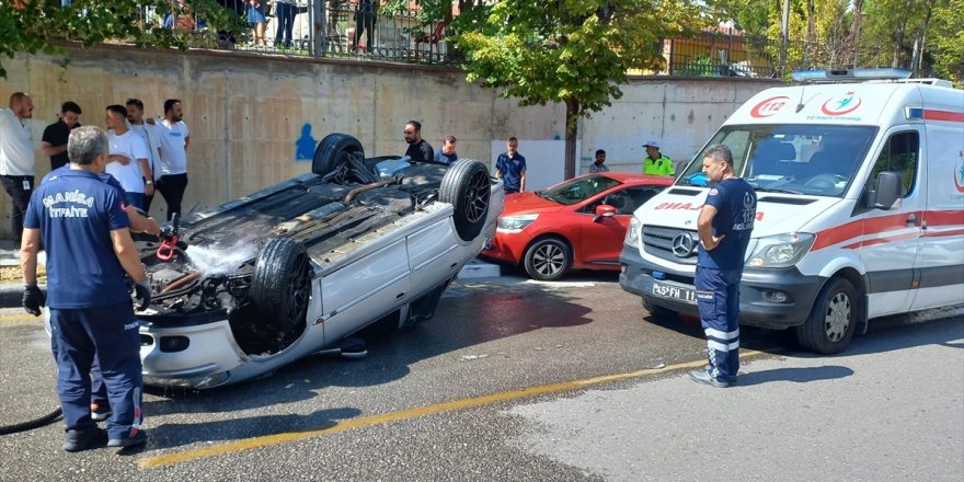 Manisa'da park halindeki araca çarpan otomobil takla attı