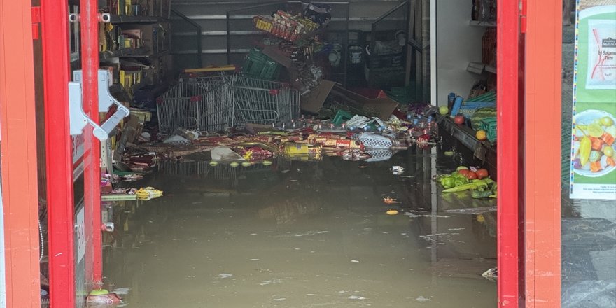 Bodrum'da isale hattının patlaması sonucu bir marketi su bastı