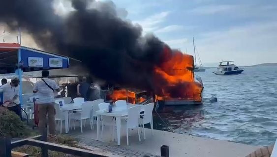 Ayvalık'ta gezi teknesi yandı