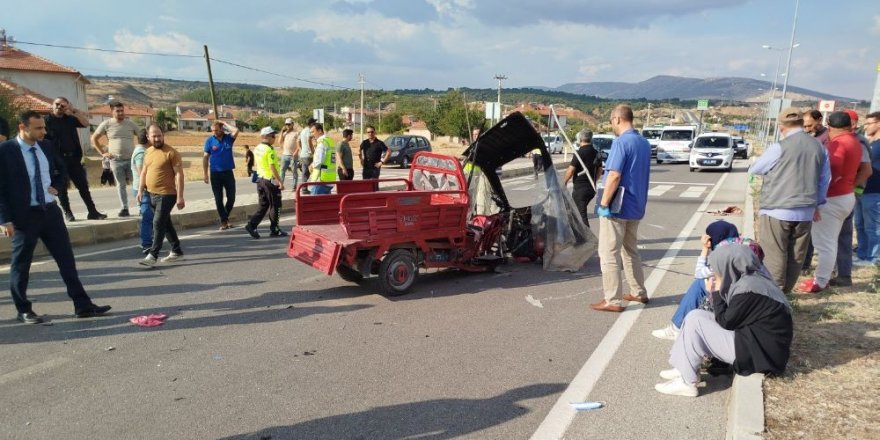 Denizli'de hafif ticari araçla çarpışan elektrikli bisikletin sürücüsü hayatını kaybetti