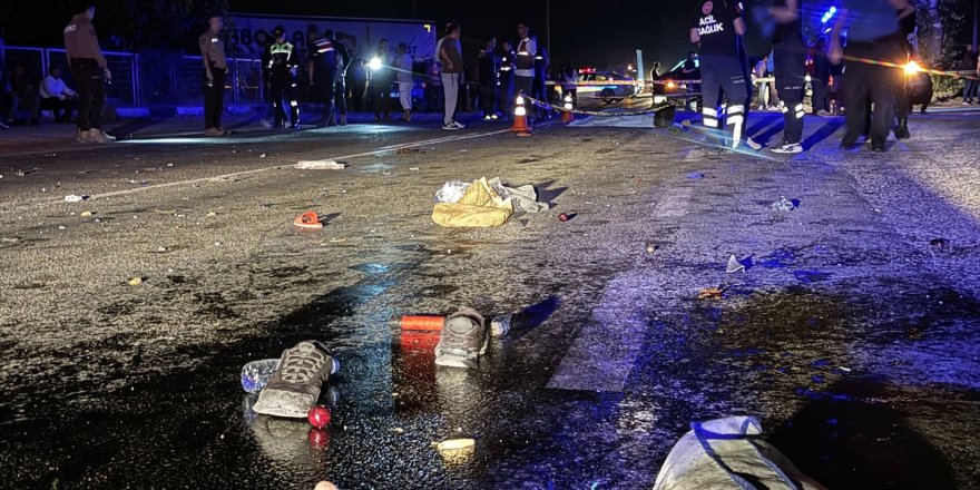 Manisa’da 3 aracın karıştığı trafik kazasında 1 kişi öldü, 7 kişi yaralandı